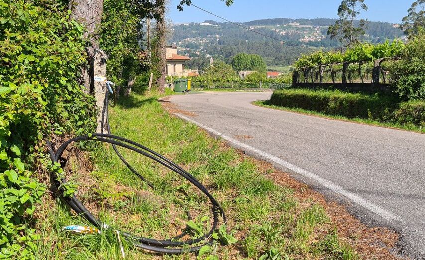 Los cables seccionados que mantienen a cientos de usuarios sin servicio