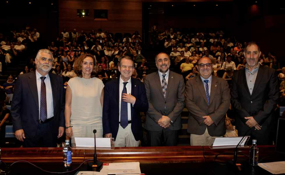 De izquierda a derecha: Manuel Torres Vizcaya, director del Centro de Estudios; Elisa Tarazona, consejera delegada del grupo Ribera; Abel Caballero, alcalde de Vigo; Julio Garc&iacute;a Comesa&ntilde;a, conselleiro de Sanidade; C&eacute;sar P&eacute;rez A
