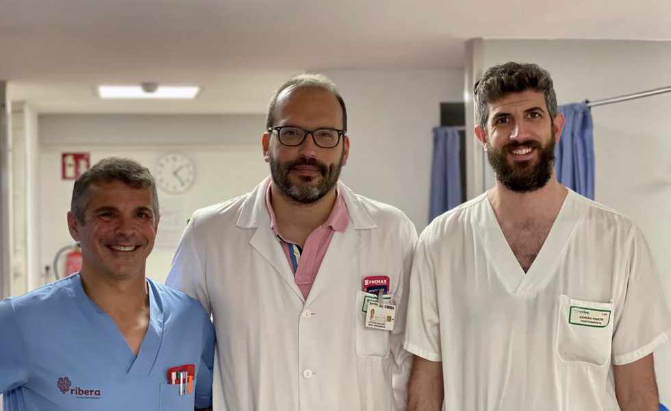 Jos&eacute; Carlos C&aacute;ceres Serrano (i) y Adri&aacute;n Mart&iacute;n Palomo (d) son dos fisioterapeutas que, junto al Dr. L&oacute;pez V&aacute;zquez, son los investigadores responsables de llevar este estudio adelante en el hospital Ribera Povisa.