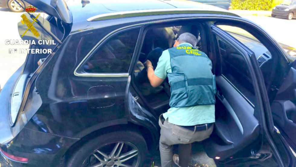 La Guardia Civil desarticula un grupo criminal vinculado al atraco de una sucursal bancaria en Pazos de Borbén