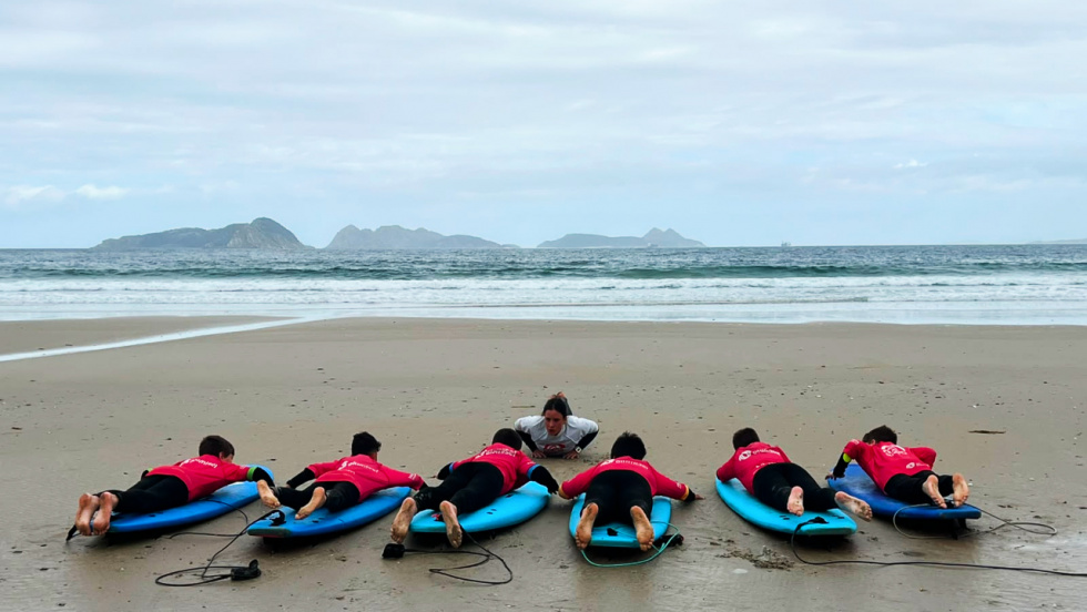 O mar convértese en aula: Mos leva o surf aos colexios