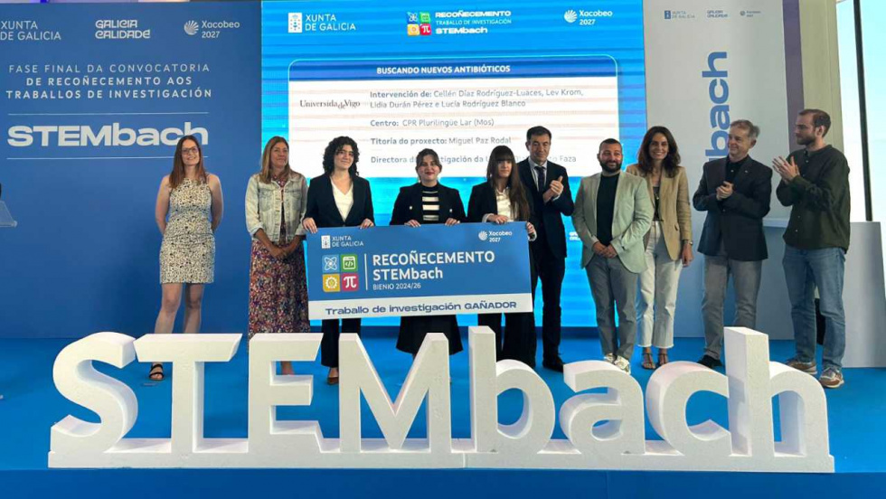 Tres alumnas Mos diseñan una molécula antibacteriana y ganan el STEMbach 2026