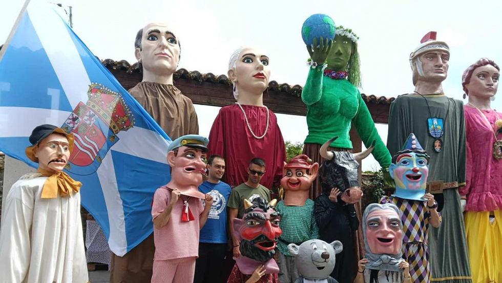 Los xigantes y cabezudos de Nigrán participan en un encuentro gallego en Neda
