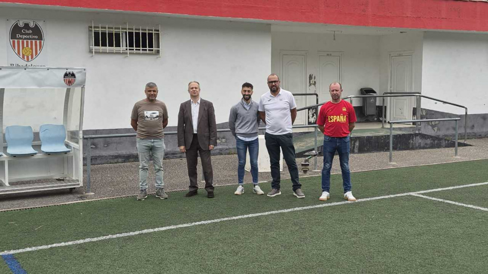 La Deputación aprueba 185.000 euros para sustituir el césped artificial del campo de Ribadelouro en Tui