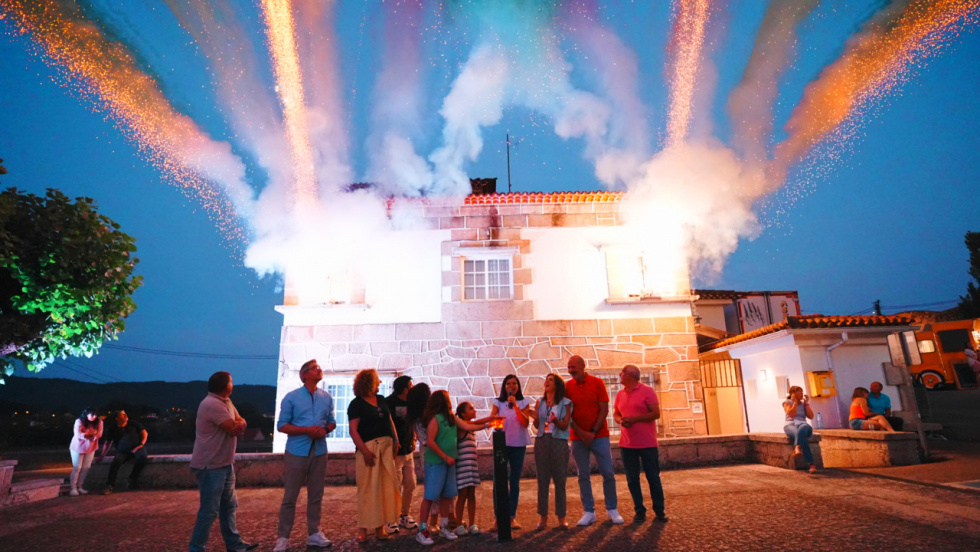 Mos da el pistoletazo de salida a la 53ª Festa da Rosa con la Rosiña, el lanzamiento del cohete y la orquesta Assia
