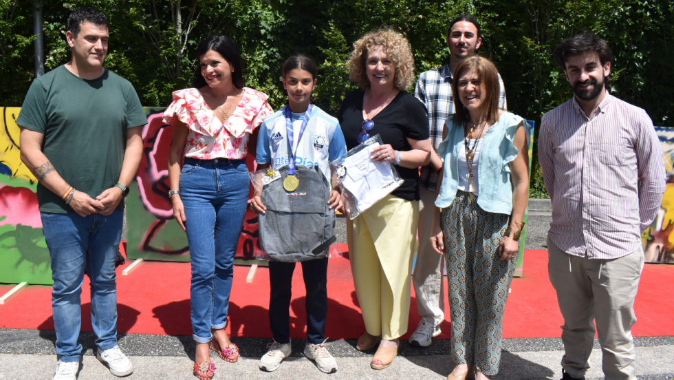 Martina Ucha Vargas, campeona de España Sub-12 de fútbol sala, recibe el homenaje de Mos