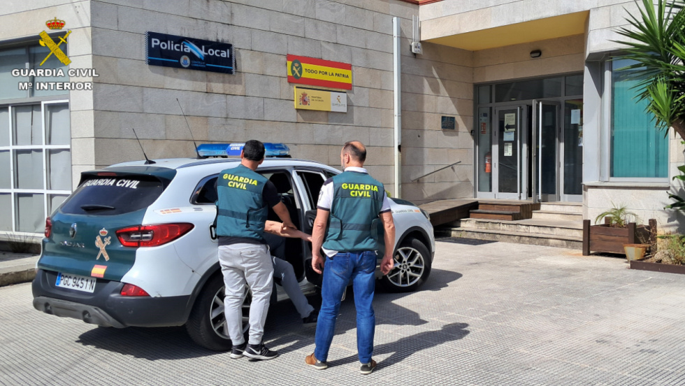 Detenido por pintadas en la iglesia de Cambados que aludían a la Guardia Civil y a la UCO
