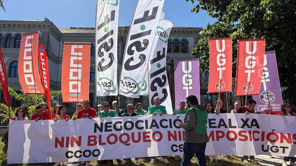 Centenares de empleados públicos se concentran en Santiago contra los