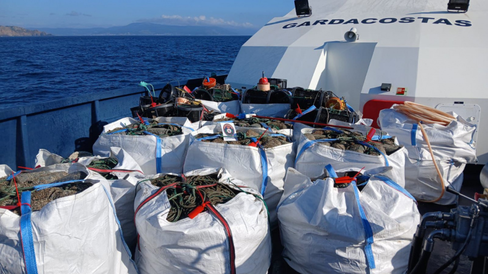 Incautados 267 kilos de pulpo y 561 cacharros en Arousa y A Guarda