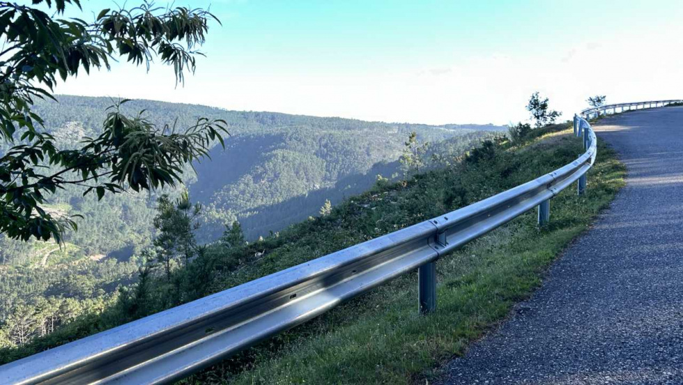 Oia refuerza la seguridad vial en Mougás con nuevas barreiras de protección