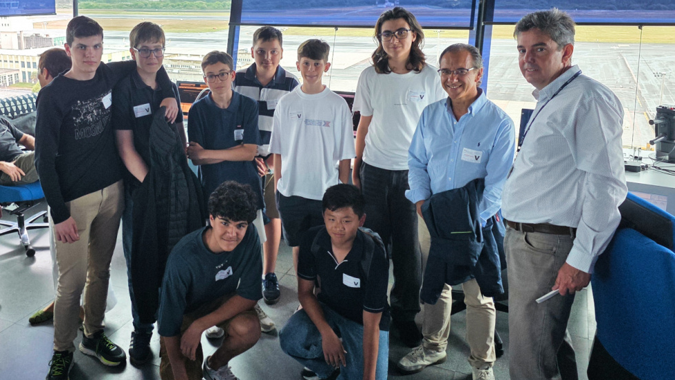 Los ganadores de la V Liga Maker Drone visitan el centro de control aéreo de Santiago