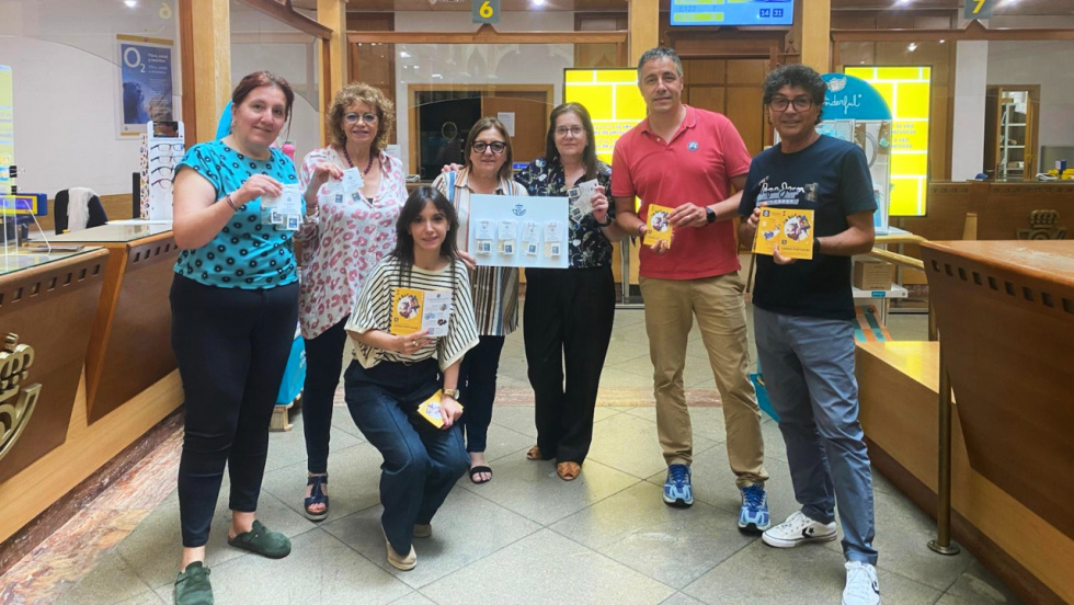 Correos lanza en Pontevedra un sello conmemorativo del Camino de Santiago con la concha amarilla como protagonista