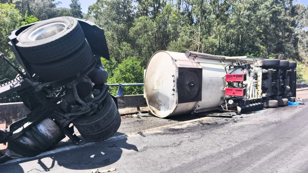 Controlado el vertido de 7.000 litros de gasóleo tras el vuelco de un camión cisterna en Mos