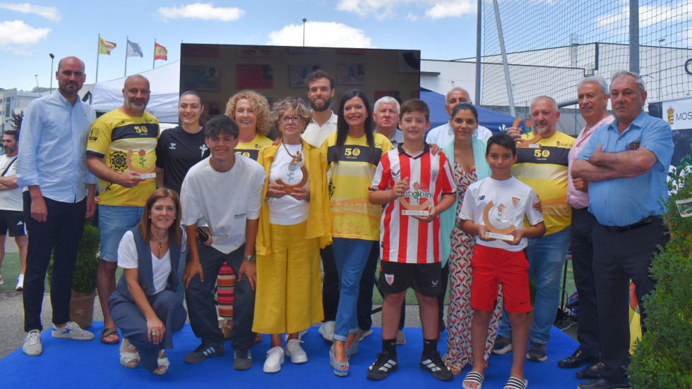 La U.D. Mos celebra medio siglo de fútbol con una emotiva homenaje a sus leyendas