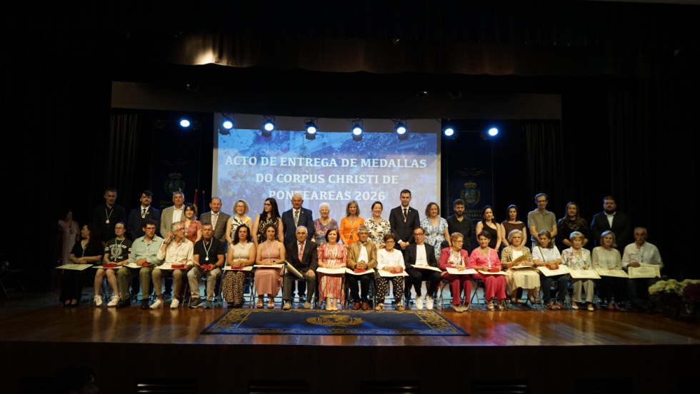 Emotivo tributo a Maruja Carrera y a los alfombristas del Corpus de Ponteareas
