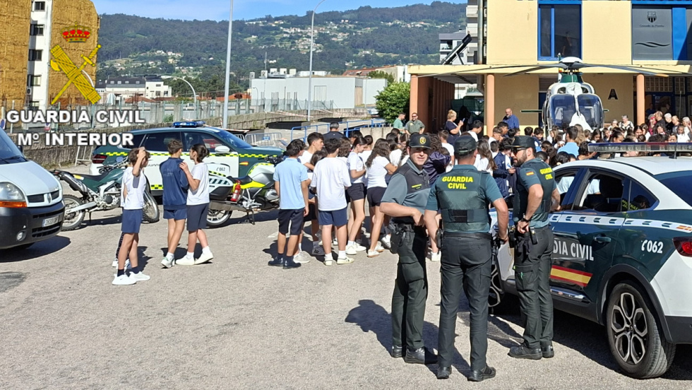 Casi 700 escolares y vecinos disfrutan de una exhibición de la Guardia Civil en O Porriño