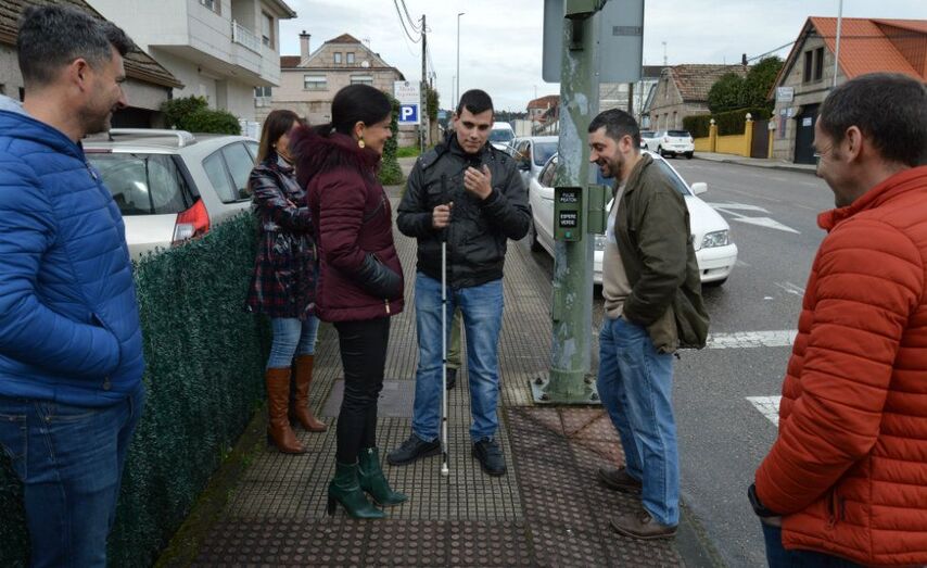 Imaxes de arquivo do pasado mes de febreiro, cando Christian solicitou o sem&aacute;foro para invidentes en Sangui&ntilde;eda, que se convertiu no primeiro de Mos.