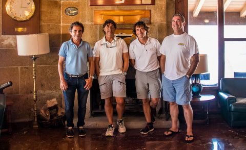 Parte de la tripulación del Galicia 93 con una réplica del casco del barco en el interior del Monte Real Club de Yates. /&copy; Rosana Calvo