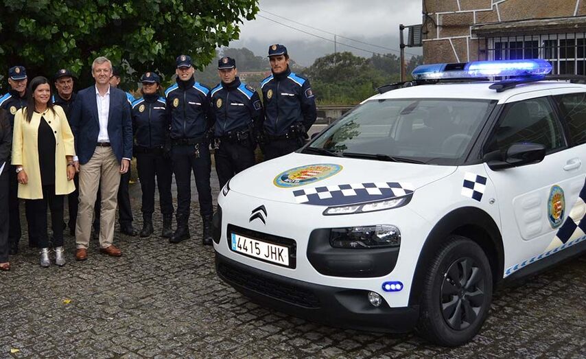 Imaxe de arquivo da recepci&oacute;n dos anteriores veh&iacute;culos da Polic&iacute;a Local financiados pola Xunta: un coche en agosto de 2015 e unha moto en xaneiro de 2016.