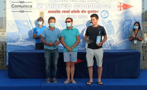 Javier de la Gándara y su hijo Jaime recogieron el premio al vencedor del Trofeo Comunica. /Carlos Hernández