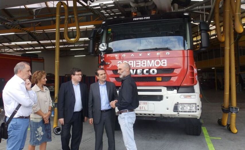 Abel Caballero, durante unha visita ao parque de Bombeiros de Teis logo da s&uacute;a remodelaci&oacute;n no 2015