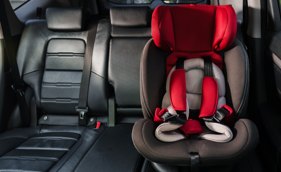 A nai abandonou o coche sen darse conta de que o seu fillo aínda estaba sentado na cadeira adaptada do asento traseiro |Image licensed by © Ingram Image