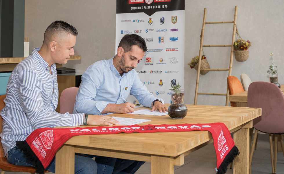 De izquierda a derecha, Rafael Fernández, de Fibralar by 7Play, y Andrés Senra, del Atlético Novás.