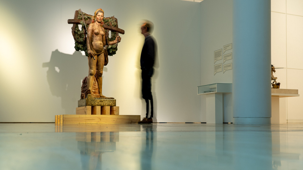 La emblemática 'Santa' de Asorey regresa a Galicia para su exposición permanente