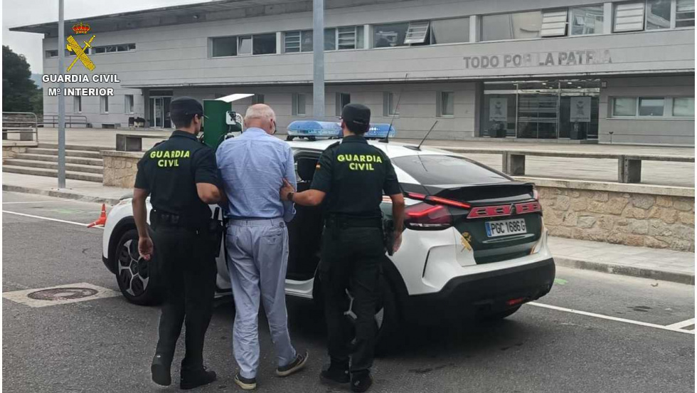 La Guardia Civil detiene en Cangas a un estafador que pedía 350.000 euros con documentación falsa