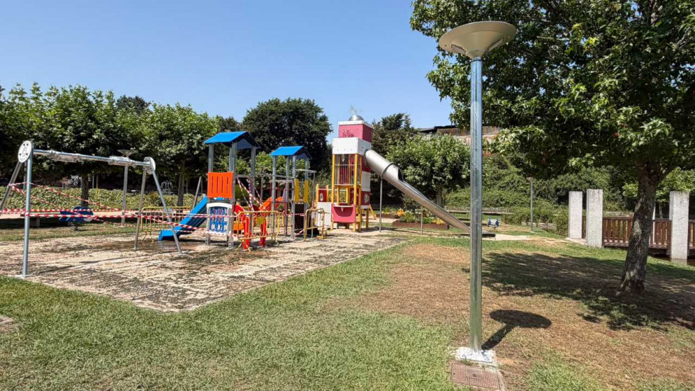 El Concello de Mos inicia un plan de mejora integral de los parques infantiles con nuevas farolas solares
