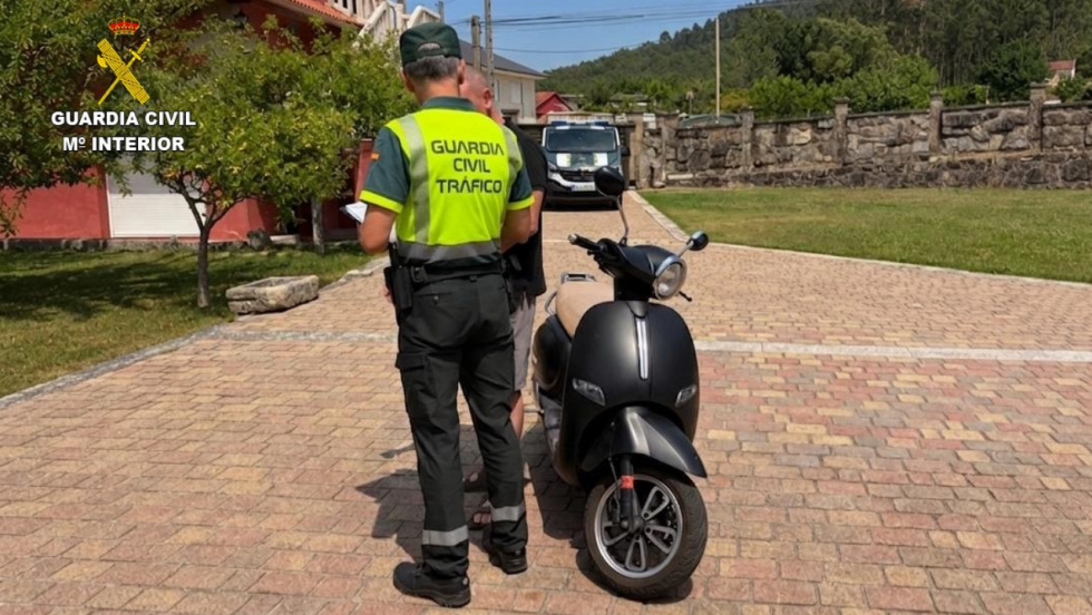 Investigado el padre de un menor de 10 años por permitirle conducir una moto en Gondomar