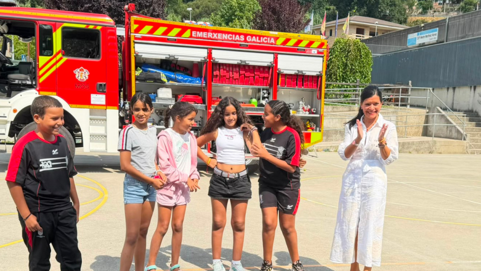 La alcaldesa de Mos visita el campamento 'Mañás de Verán'
