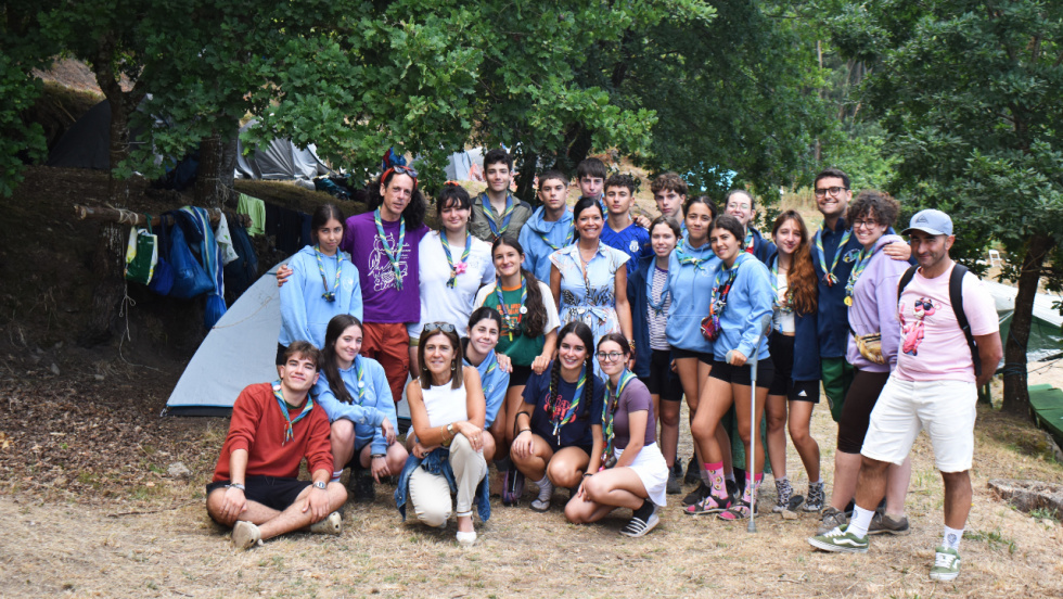 La alcaldesa de Mos recibe al Grupo Scout de Sevilla en la Aldea Alfacuca