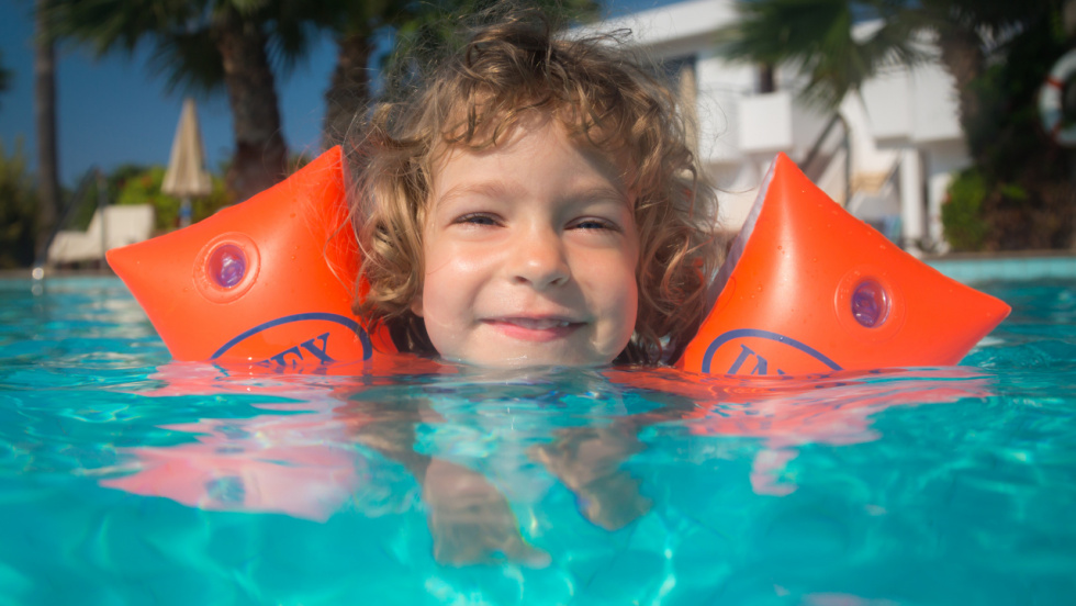 Alerta por el riesgo de los hinchables en playas y piscinas
