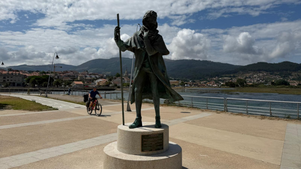 Una peregrina de bronce de 2,30 metros vigila ya el Camino de la Costa en Nigrán