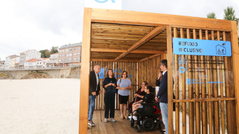Las playas de Porto do Son, Baiona y Viveiro estrenan refugios inclusivos para personas con movilidad reducida