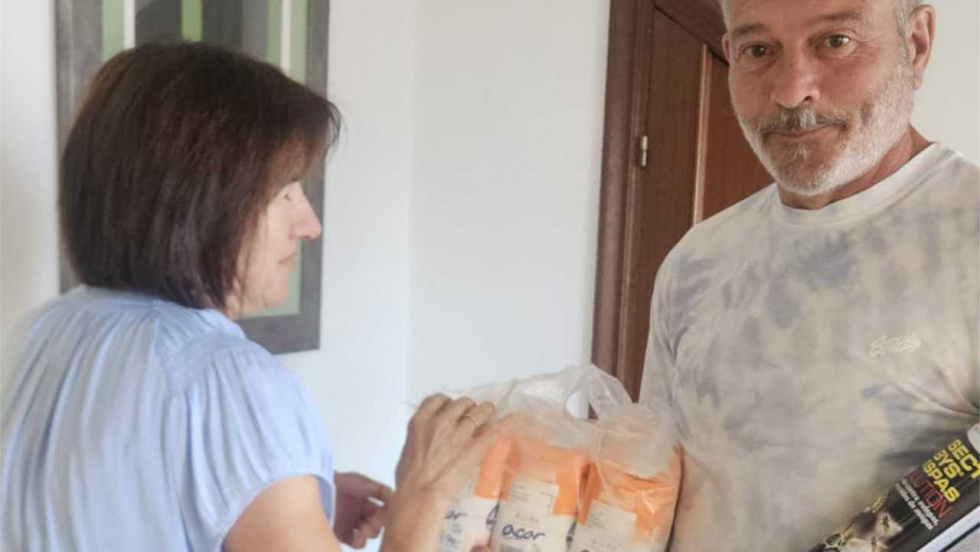 Mos refuerza la campaña 'Stop Velutinas' con el reparto de 200 kilos de azúcar donados por ACOR