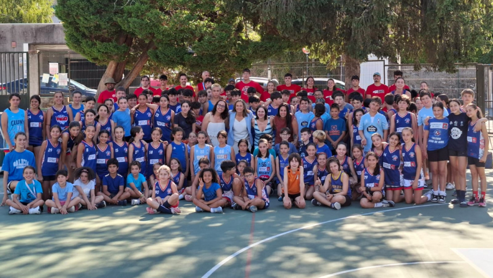 El campus de verán del Seis do Nadal recibe la visita de la Deputación