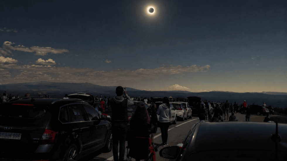 El eclipse solar de agosto puede salir caro al volante: multas de 200 euros por pararse en la carretera