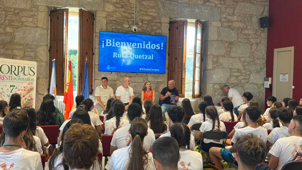 Los 200 expedicionarios de la Ruta Quetzal visitan Ponteareas siguiendo los pasos de la reina Urraca