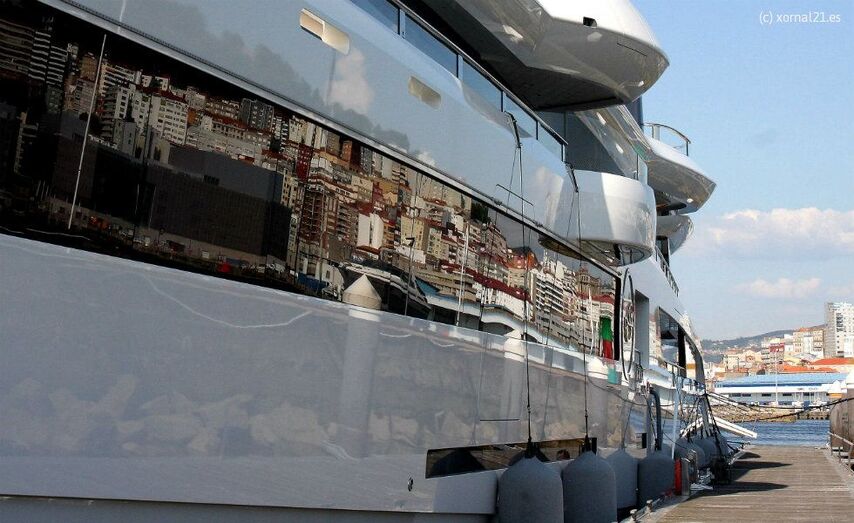 Edificaci&oacute;ns da cidade reflexadas nun cruceiro de luxo