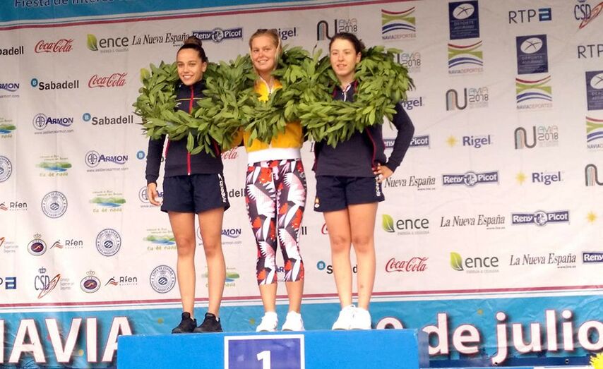 Podium Andrea Dom&iacute;nguez ( derecha).