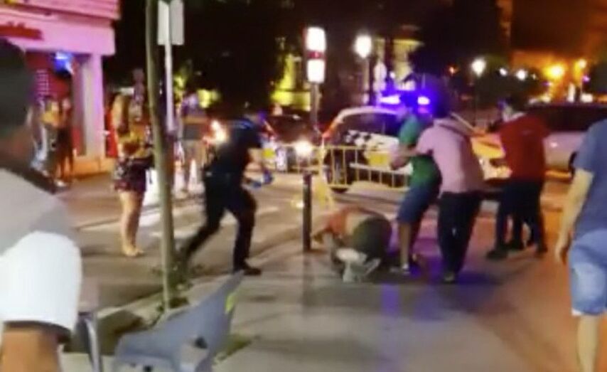 Imaxe do altercado no que resultaban feridos dous axentes / Fotograf&iacute;a ACIP