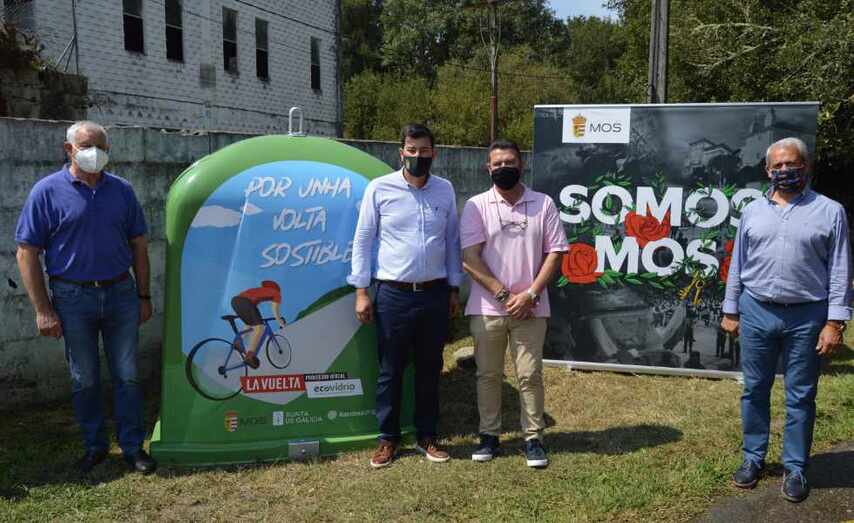 O TENENTE ALCALDE, CAMILO AUGUSTO, O CONCELLEIRO DE DEPORTES, JOS&Eacute; AREAL, E O EDIL DE RECOLLIDA DE RESIDUOS, GONZALO ALONSO, VE&Ntilde;EN DE RECIBIR E PRESENTAR OS 12 NOVOS CONTEDORES DE VIDRO QUE EST&Aacute;N A SER INSTALADOS POR DIFERENTES PUNTOS