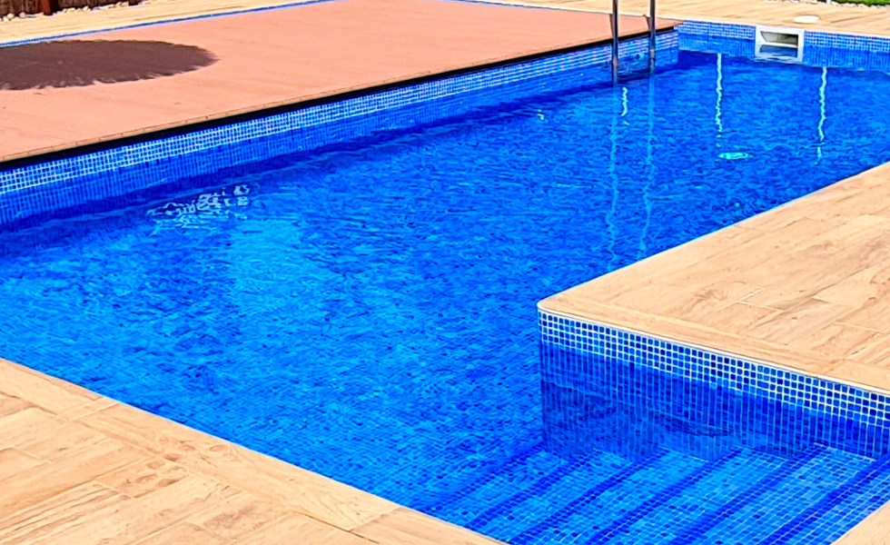 Imagen de una piscina controlada e inspeccionada por Sanidad