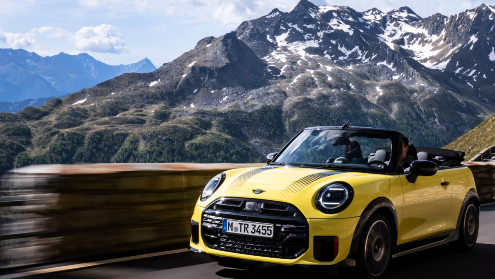 MINI presenta su Cabrio más potente con 231 CV y acabado JCW