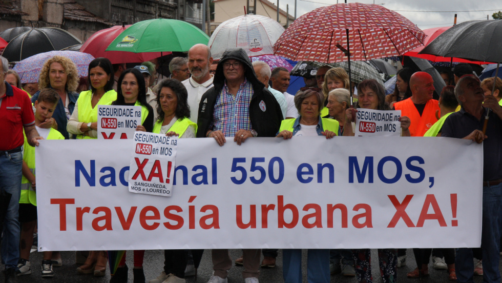 La N-550 amanece cortada en Mos por una protesta vecinal