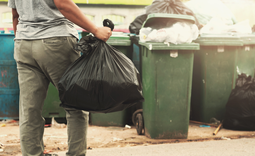 La Xunta paga 460.000 euros por reciclar vidrio de la bolsa negra
