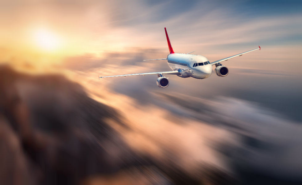 Viajes largos en personas mayores: cómo prepararlos para llegar con más seguridad