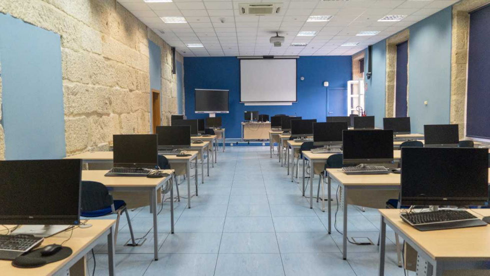 Tui enseña a sus mayores a manejar el móvil y la banca online